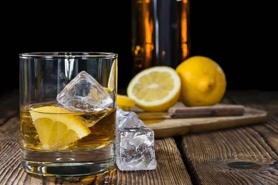 Você sabia que o primeiro drink com whisky do mundo nada mais é que limão, whisky e açúcar? Isso mesmo! Conheça essa história e aprenda a receita aqui: