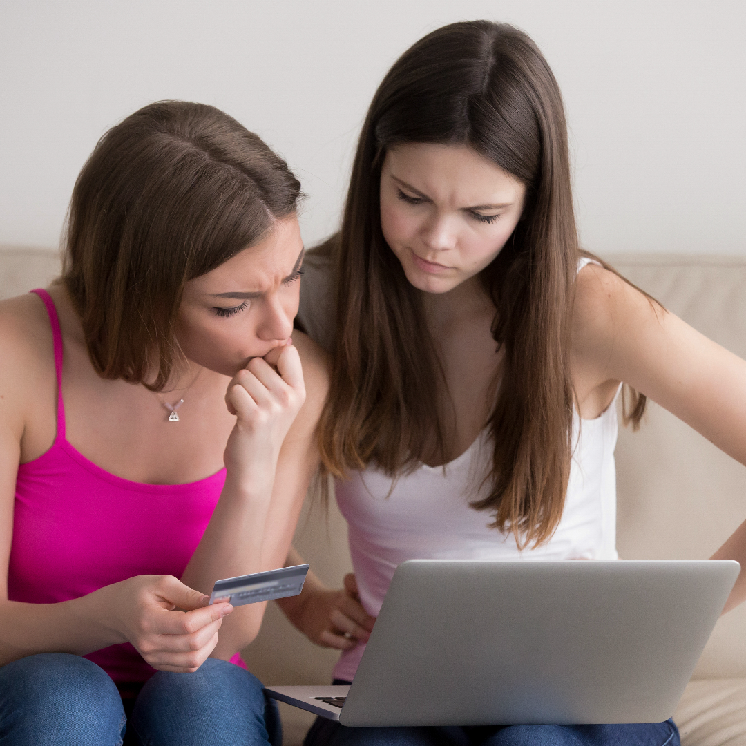 duas mulheres olhando para o celular 