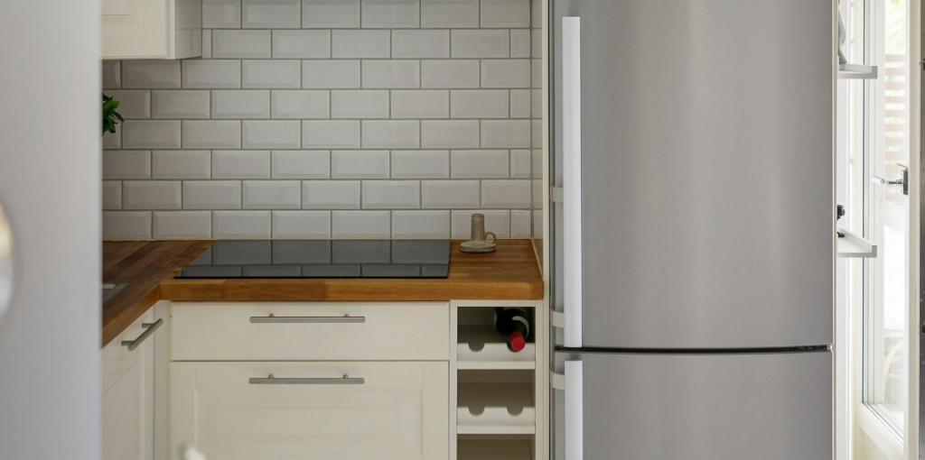 11 Cozinha moderna com armários e eletrodomésticos