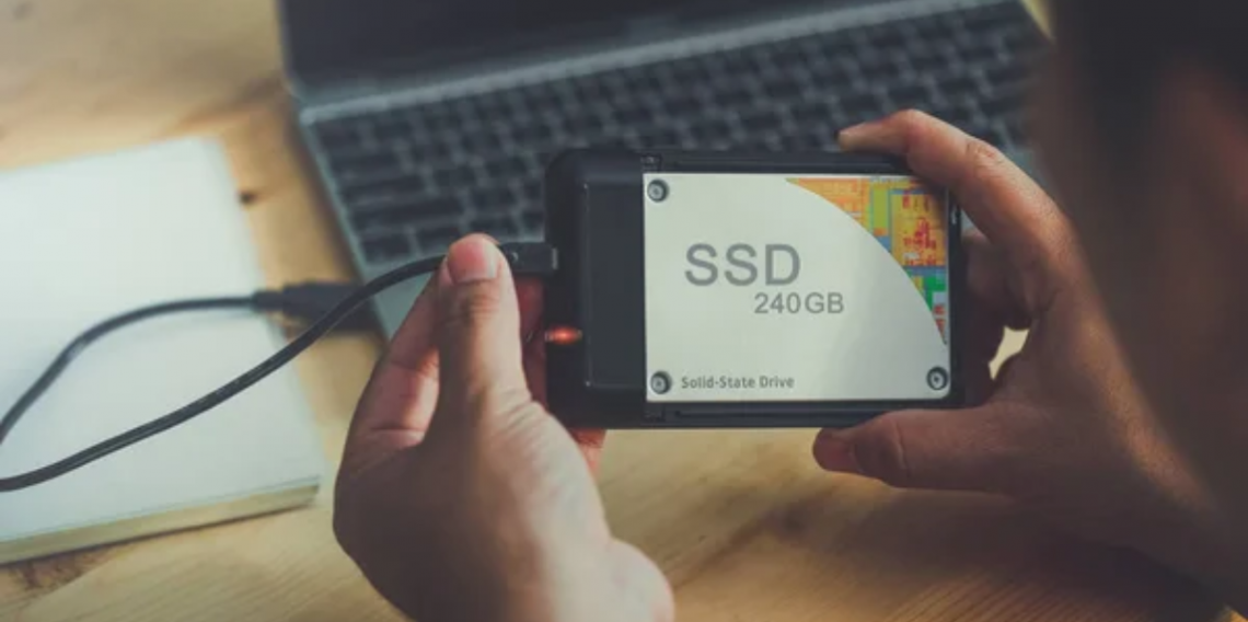 SSD sendo colocado