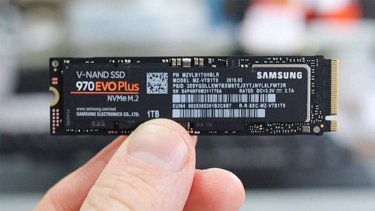Peça de computador sendo segurada