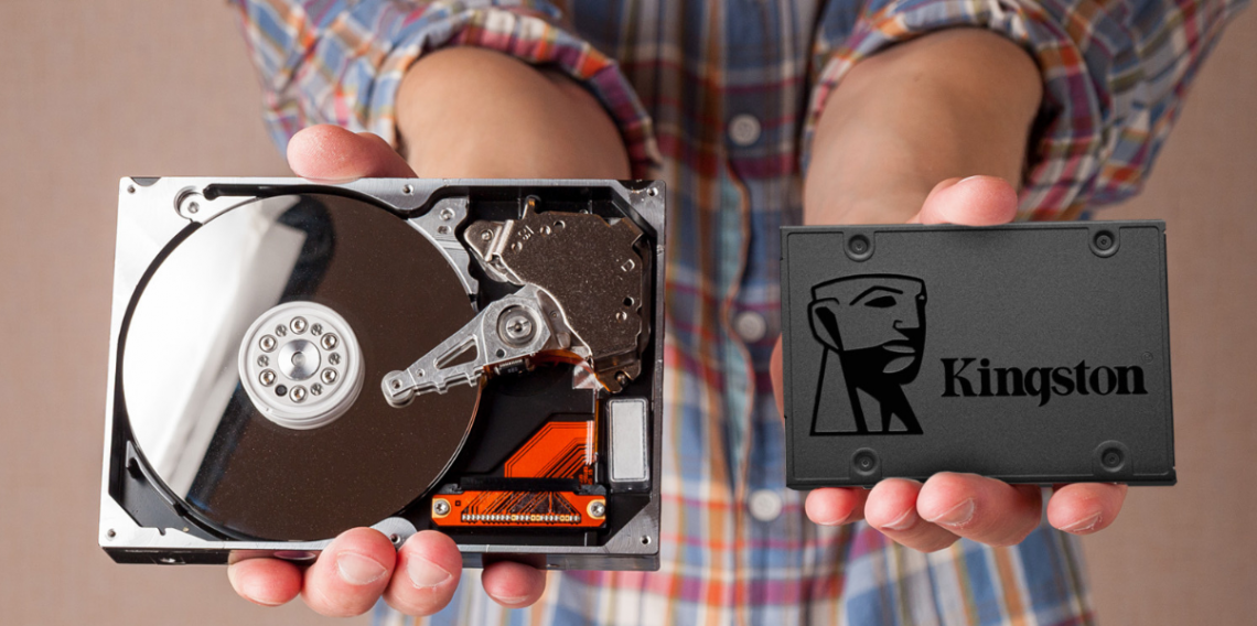 Peça de computador sendo segurada
