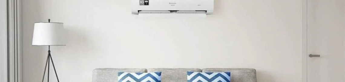 Sala de estar com ar-condicionado e sofá moderno