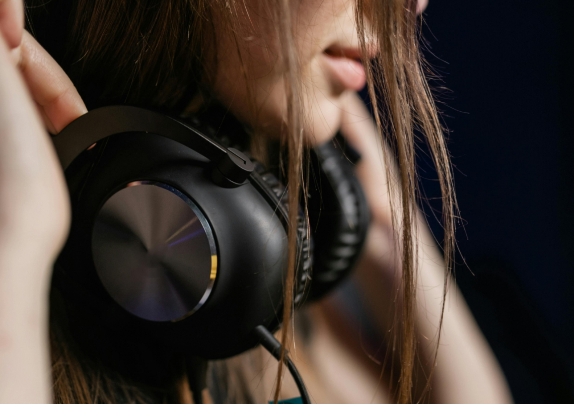 Modelodebullett.variadogrande16 Mulher usando fones de ouvido pretos