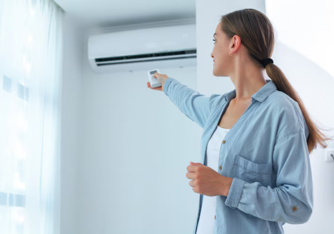 4 Mulher ajustando controle do ar-condicionado