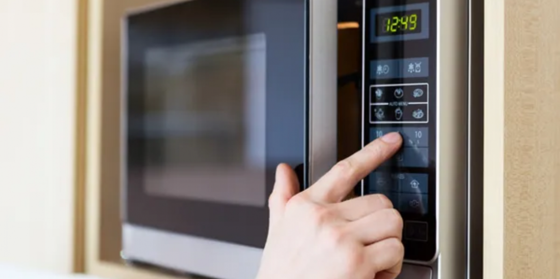 4 Pessoa ajustando o timer do micro-ondas