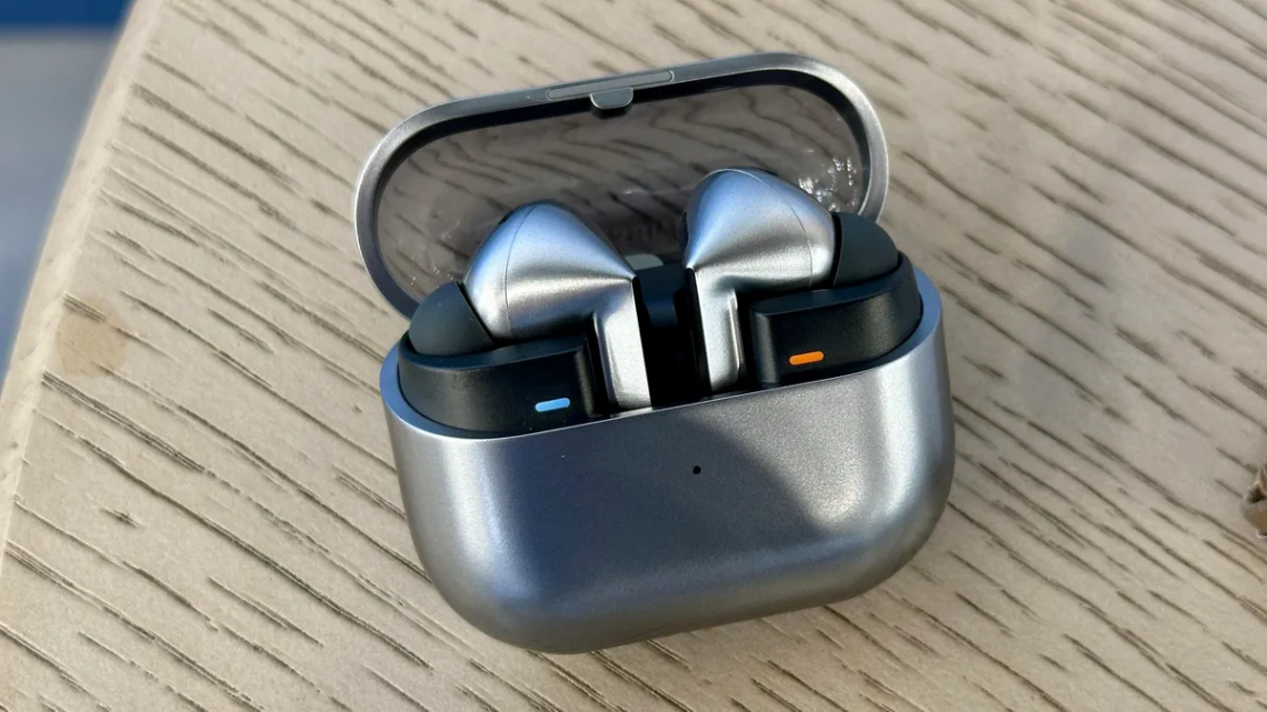 samsung galaxy buds 3 pro in case 1 Fones de ouvido Bluetooth em estojo prateado