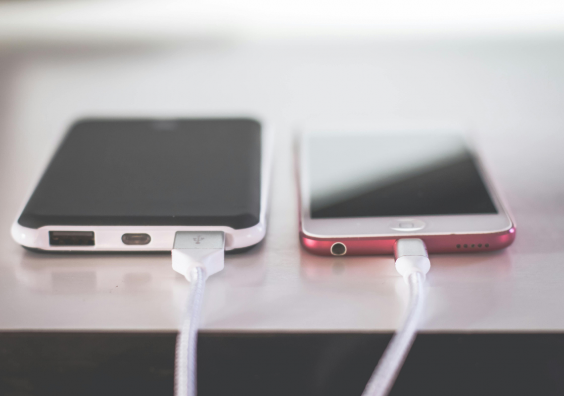 5 Dois smartphones conectados a carregadores